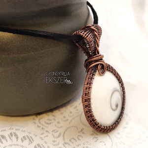 Operkulum medál antikolt vörösréz befoglalással - ékszer - nyaklánc - medál - Meska.hu