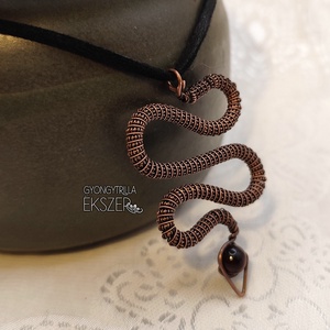 Kígyó medál tigrisszem ásványgyönggyel, antikolt vörösrézdrótból tekerve  - ékszer - nyaklánc - medál - Meska.hu