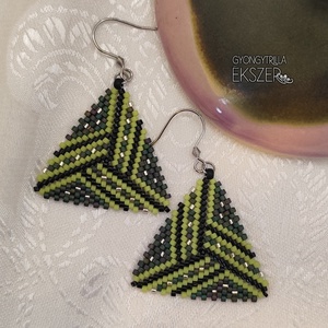 Zöld-fekete-ezüst gyöngyfűzött háromszög fülbevaló, Ékszer, Fülbevaló, Lógó fülbevaló, Ékszerkészítés, Gyöngyfűzés, gyöngyhímzés, MESKA
