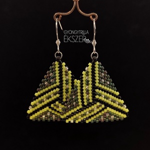 Zöld-fekete-ezüst gyöngyfűzött háromszög fülbevaló - ékszer - fülbevaló - lógó fülbevaló - Meska.hu