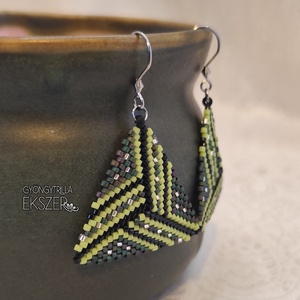 Zöld-fekete-ezüst gyöngyfűzött háromszög fülbevaló - ékszer - fülbevaló - lógó fülbevaló - Meska.hu