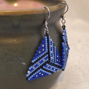 Kék-fekete-ezüst gyöngyfűzött háromszög fülbevaló - ékszer - fülbevaló - lógó fülbevaló - Meska.hu
