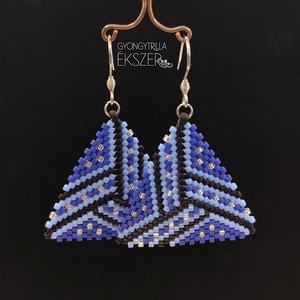 Kék-fekete-ezüst gyöngyfűzött háromszög fülbevaló - ékszer - fülbevaló - lógó fülbevaló - Meska.hu