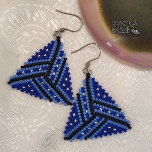 Kék-fekete-ezüst gyöngyfűzött háromszög fülbevaló, Ékszer, Fülbevaló, Lógó fülbevaló, Ékszerkészítés, Gyöngyfűzés, gyöngyhímzés, MESKA