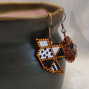 Madárka fészekkel gyöngyfűzött, dróthajlított fülbevaló acél alapon  - ékszer - fülbevaló - lógó fülbevaló - Meska.hu