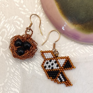 Madárka fészekkel gyöngyfűzött, dróthajlított fülbevaló acél alapon  - Meska.hu