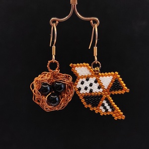 Madárka fészekkel gyöngyfűzött, dróthajlított fülbevaló acél alapon  - ékszer - fülbevaló - lógó fülbevaló - Meska.hu