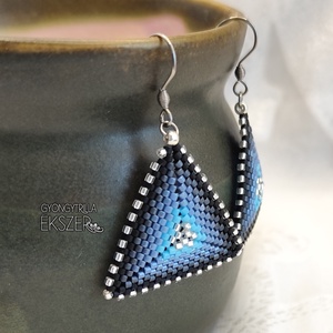 Ezüst-kék-szürke-fekete átmenetes gyöngyfűzött háromszög fülbevaló - ékszer - fülbevaló - lógó fülbevaló - Meska.hu