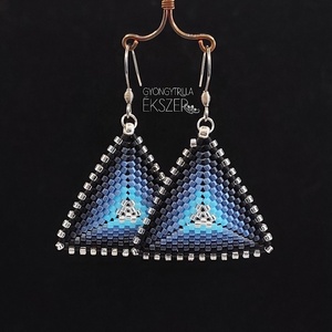 Ezüst-kék-szürke-fekete átmenetes gyöngyfűzött háromszög fülbevaló - ékszer - fülbevaló - lógó fülbevaló - Meska.hu