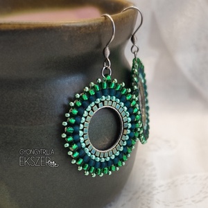 Zöld gyöngyfűzött körlap fülbevaló - ékszer - fülbevaló - lógós kerek fülbevaló - Meska.hu