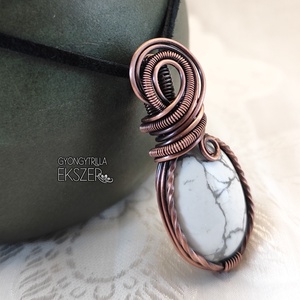 Howlit medál antikolt vörösréz befoglalással - ékszer - nyaklánc - medál - Meska.hu