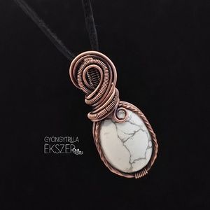 Howlit medál antikolt vörösréz befoglalással - ékszer - nyaklánc - medál - Meska.hu