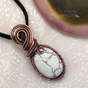 Howlit medál antikolt vörösréz befoglalással - Meska.hu