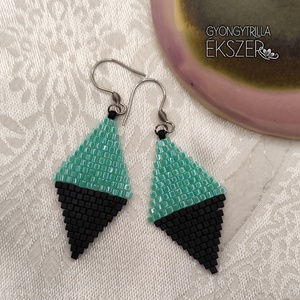  Fényes almazöld-matt fekete gyöngyfűzött rombusz fülbevaló - Meska.hu