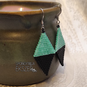  Fényes almazöld-matt fekete gyöngyfűzött rombusz fülbevaló - ékszer - fülbevaló - lógó fülbevaló - Meska.hu