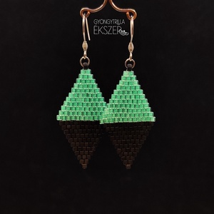  Fényes almazöld-matt fekete gyöngyfűzött rombusz fülbevaló - ékszer - fülbevaló - lógó fülbevaló - Meska.hu