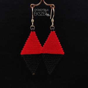  Fényes sötétpiros-matt fekete gyöngyfűzött rombusz fülbevaló - ékszer - fülbevaló - lógó fülbevaló - Meska.hu