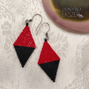  Fényes sötétpiros-matt fekete gyöngyfűzött rombusz fülbevaló - Meska.hu