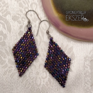  Fényes, irizáló lila gyöngyfűzött rombusz fülbevaló, Ékszer, Fülbevaló, Lógó fülbevaló, Ékszerkészítés, Gyöngyfűzés, gyöngyhímzés, MESKA