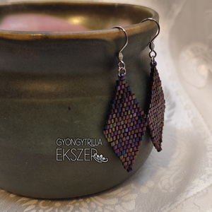  Fényes, irizáló lila gyöngyfűzött rombusz fülbevaló - ékszer - fülbevaló - lógó fülbevaló - Meska.hu