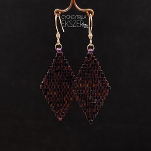  Fényes, irizáló lila gyöngyfűzött rombusz fülbevaló - ékszer - fülbevaló - lógó fülbevaló - Meska.hu