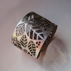 Extravagáns, ezüst színű, elegáns, levél mintás, áttört, csipkézett, bőr karkötő, patenttel, kisebb kézre -  - Meska.hu