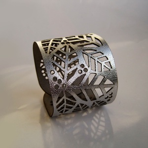 Extravagáns, ezüst színű, elegáns, levél mintás, áttört, csipkézett, bőr karkötő, patenttel, kisebb kézre -  - Meska.hu