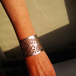 Extravagáns, ezüst színű, elegáns, levél mintás, áttört, csipkézett, bőr karkötő, patenttel, kisebb kézre -  - Meska.hu