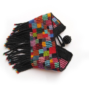 Tarka kockás, rojtos - Széles, gyöngyszövött karkötő -  - Meska.hu