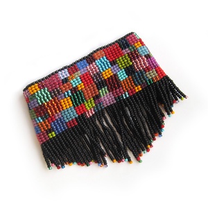 Tarka kockás, rojtos - Széles, gyöngyszövött karkötő -  - Meska.hu