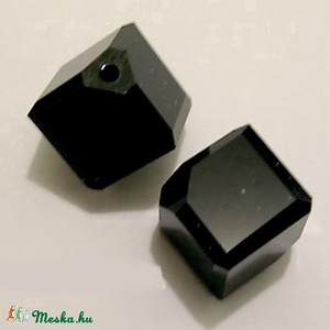 Swarovski kocka átlósan fúrt 8mm-es - gyöngy, ékszerkellék - swarovski kristályok - Meska.hu