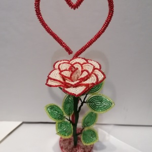 Rózsa gyöngyből szívvel, Otthon & Életmód, Dekoráció, Virágdísz és tartó, Csokor & Virágdísz, Gyöngyfűzés, gyöngyhímzés, MESKA