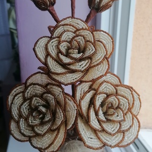 Gyöngyből készült rózsa, Otthon & Életmód, Dekoráció, Virágdísz és tartó, Csokor & Virágdísz, Gyöngyfűzés, gyöngyhímzés, Gyöngyből készült rózsa bézs és barna színben. Kiváló ajándéknak vagy akár otthoni dísznek is. , MESKA