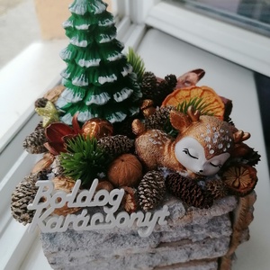 Karácsonyi asztali dísz őzikével, Karácsony, Karácsonyi lakásdekoráció, Ünnepi asztaldekoráció, Festett tárgyak, Gipszöntés, MESKA