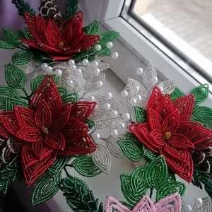 Karácsonyi asztali dísz, mikulásvirág gyöngyből - Meska.hu