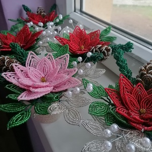 Karácsonyi asztali dísz, mikulásvirág gyöngyből - karácsony - karácsonyi lakásdekoráció - ünnepi asztaldekoráció - Meska.hu