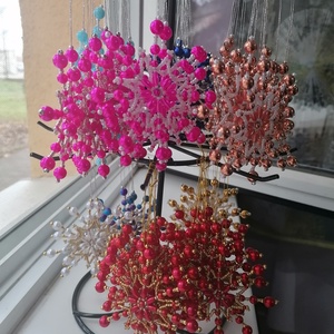 Karácsonyi csillagok gyöngyből - karácsony - karácsonyi lakásdekoráció - karácsonyfadíszek - Meska.hu