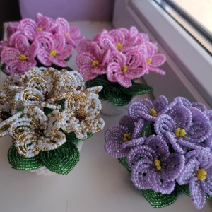 5 db kis fokföldi ibolya gyöngyből - otthon & életmód - virágdekoráció - virágdíszek - asztali virágdísz - Meska.hu