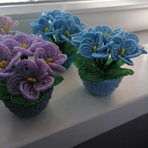 5 db kis fokföldi ibolya gyöngyből - otthon & életmód - virágdekoráció - virágdíszek - asztali virágdísz - Meska.hu