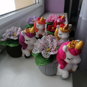 Unikornis gyöngyből készült virággal - otthon & életmód - dekoráció - asztal és polc dekoráció - asztaldísz - Meska.hu