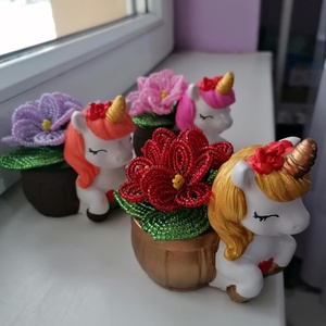Unikornis gyöngyből készült virággal - otthon & életmód - dekoráció - asztal és polc dekoráció - asztaldísz - Meska.hu