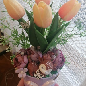 Asztali dísz őzikével élethű gumitulipánból - otthon & életmód - virágdekoráció - virágdíszek - asztali virágdísz - Meska.hu