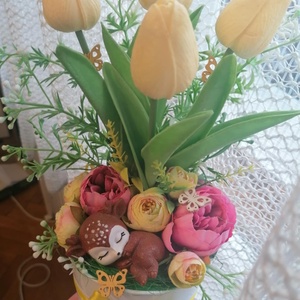 Asztali dísz őzikével élethű gumitulipánból - otthon & életmód - virágdekoráció - virágdíszek - asztali virágdísz - Meska.hu