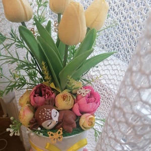 Asztali dísz őzikével élethű gumitulipánból - otthon & életmód - virágdekoráció - virágdíszek - asztali virágdísz - Meska.hu