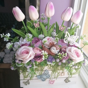 Asztali dísz őzikével élethű gumitulipánból - otthon & életmód - virágdekoráció - virágdíszek - asztali virágdísz - Meska.hu