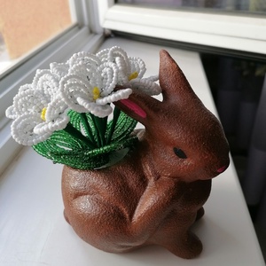 Gyöngyből készült ibolya nyuszi kaspóban - otthon & életmód - virágdekoráció - virágdíszek - virágdísz kaspóban - Meska.hu