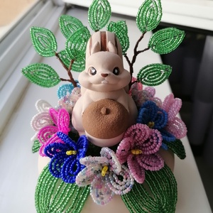 Mókusos asztali dísz gyöngy virágokkal - otthon & életmód - virágdekoráció - virágdíszek - virágdísz kaspóban - Meska.hu