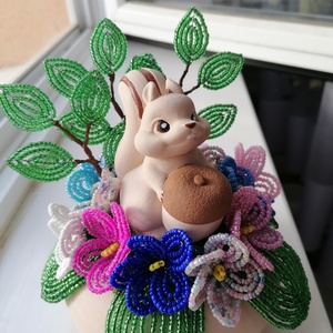 Mókusos asztali dísz gyöngy virágokkal - otthon & életmód - virágdekoráció - virágdíszek - virágdísz kaspóban - Meska.hu