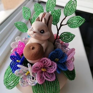 Mókusos asztali dísz gyöngy virágokkal, Otthon & Életmód, Virágdekoráció, Virágdíszek, Virágdísz kaspóban, Gyöngyfűzés, gyöngyhímzés, Festett tárgyak, MESKA