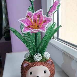 Liliom süni kaspóban , Otthon & Életmód, Dekoráció, Asztal és polc dekoráció, Asztaldísz, Gyöngyfűzés, gyöngyhímzés, MESKA